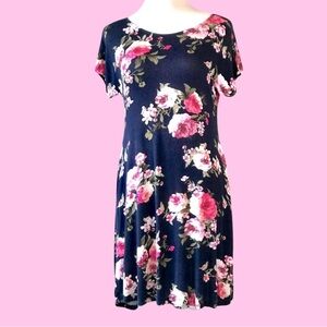 BOUTIQUE- DRESS W/POCKETS & SHORT SLEEVES, ROUNDED NECK, STRETCHY